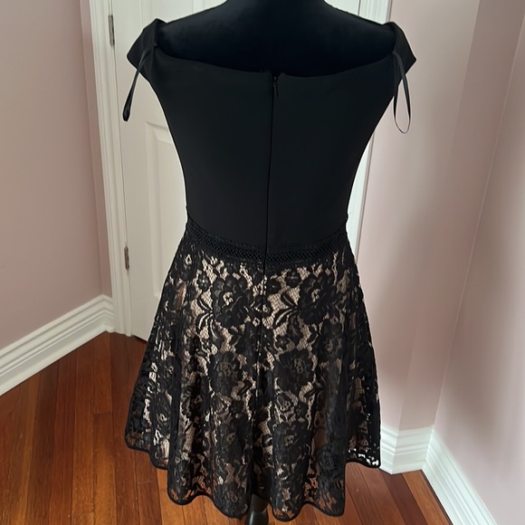 Xscape off the shoulder occasion lace fit and flare dress. Sz 10 - Picture 4 of 10